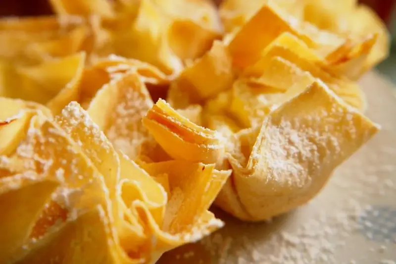 Deliciosos postres con hojaldre, crujientes y espolvoreados con azúcar glas.